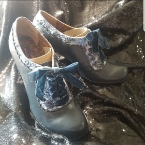 Mojo Moxy Navy blue oxford with printed inset around lace eyelets. Size 11